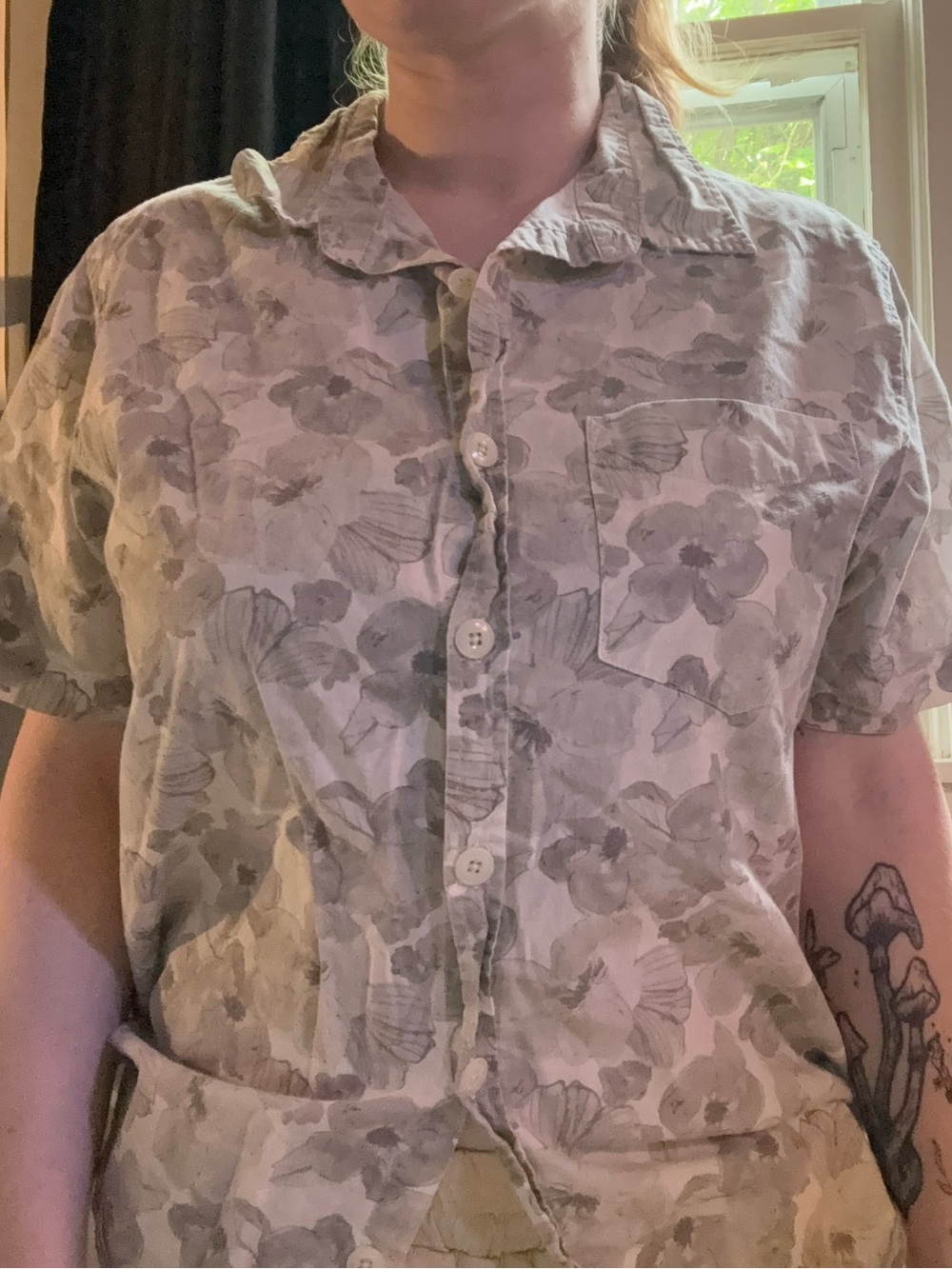 Casual women’s Short-Sleeve Floral Button-Up Shirt - Light Gray